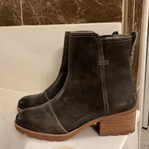 Sorel waterproof leather zip up boots size 8 Excellent